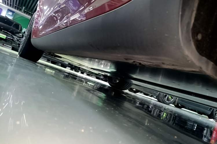 Used Tesla Model Y 2022 Long-Range All-Wheel-Drive Version Left Side Sill