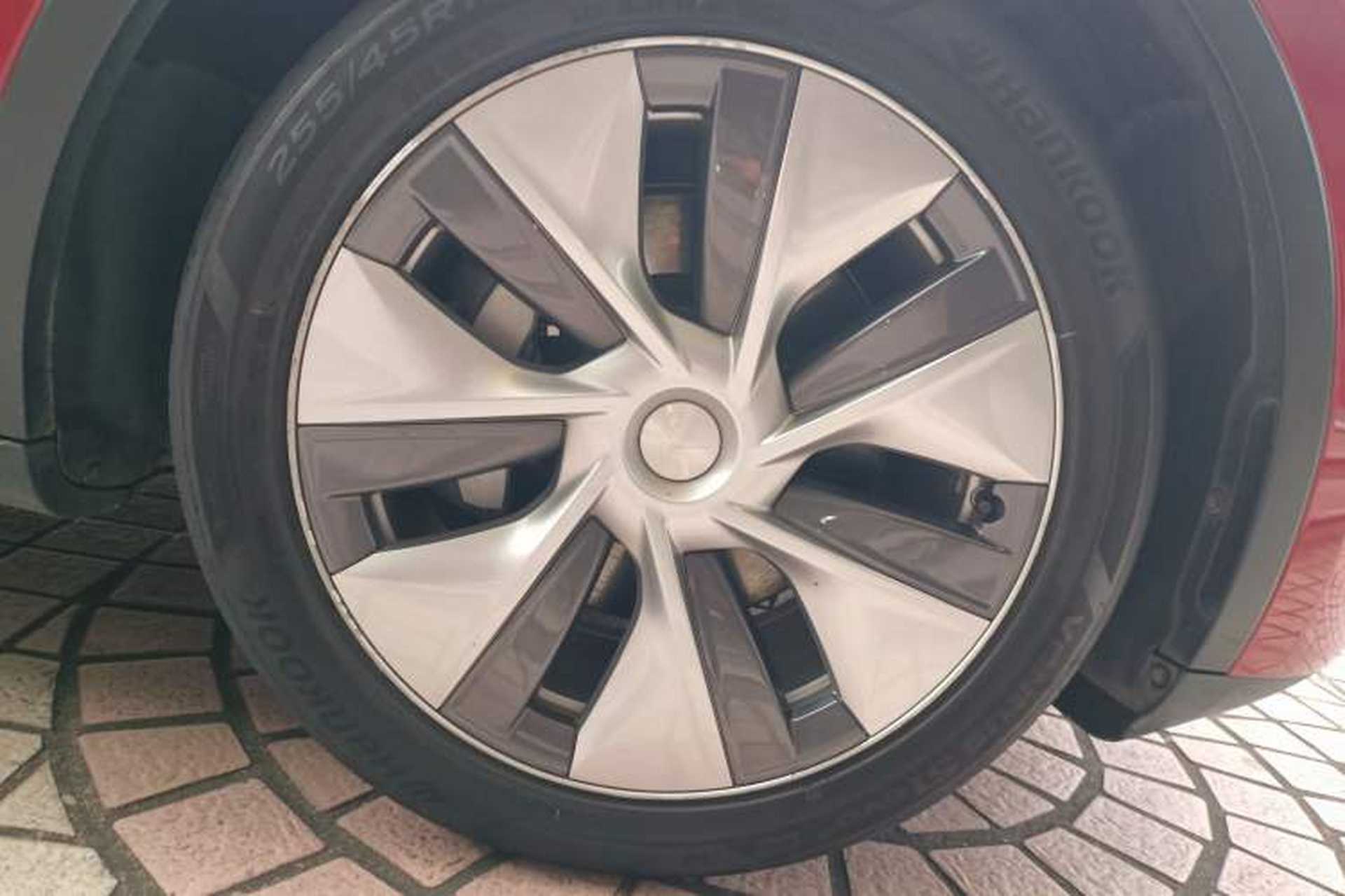 Used Tesla Model Y 2022 Long-Range All-Wheel-Drive Version Right Front Wheel Hub