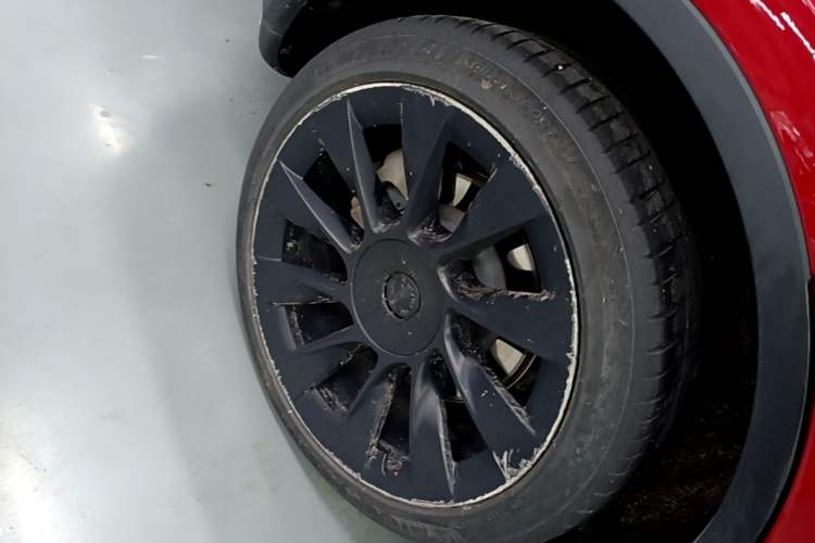 Used Tesla Model Y 2022 Long-Range All-Wheel-Drive Version Right Rear Wheel Hub