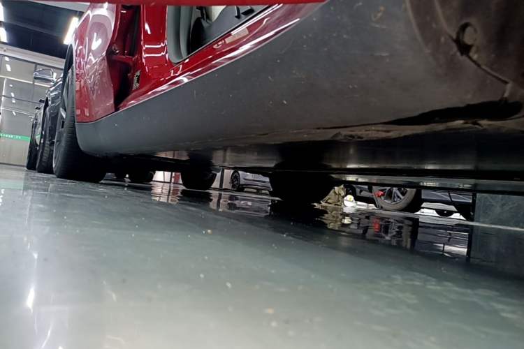 Used Tesla Model Y 2022 Long-Range All-Wheel-Drive Version Right Side Sill