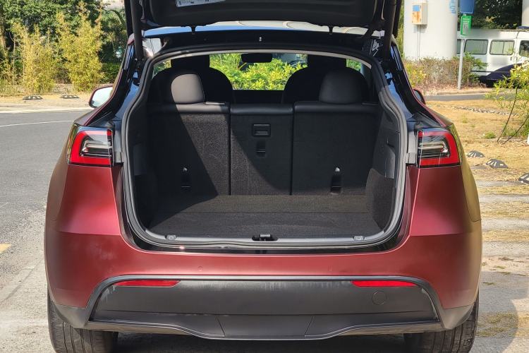 Used Tesla Model Y 2022 Long-Range All-Wheel-Drive Version Trunk
