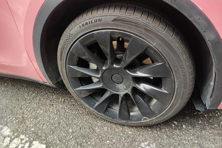 Used Tesla Model Y 2022 Long-Range All-Wheel-Drive Version Right Front Wheel Hub