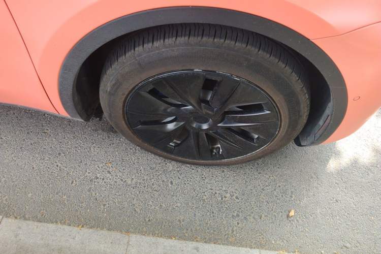 Used Tesla Model Y 2022 Long-Range All-Wheel-Drive Version Right Front Wheel Hub