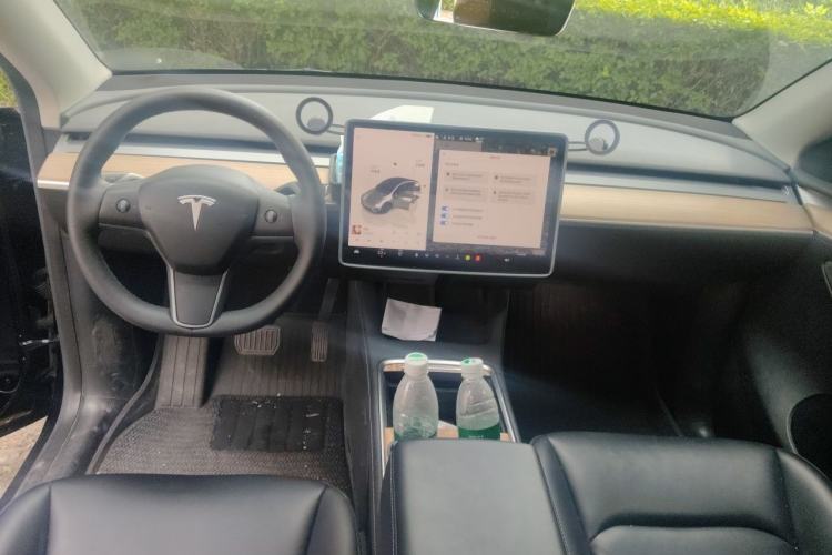 Used Tesla Model Y 2022 Long-Range All-Wheel-Drive Version Center Console
