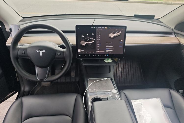 Used Tesla Model Y 2022 Long-Range All-Wheel-Drive Version Center Console