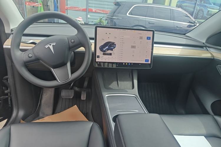 Used Tesla Model Y 2022 Long-Range All-Wheel-Drive Version Center Console