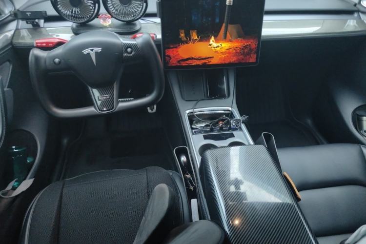 Used Tesla Model Y 2022 Long-Range All-Wheel-Drive Version Center Console