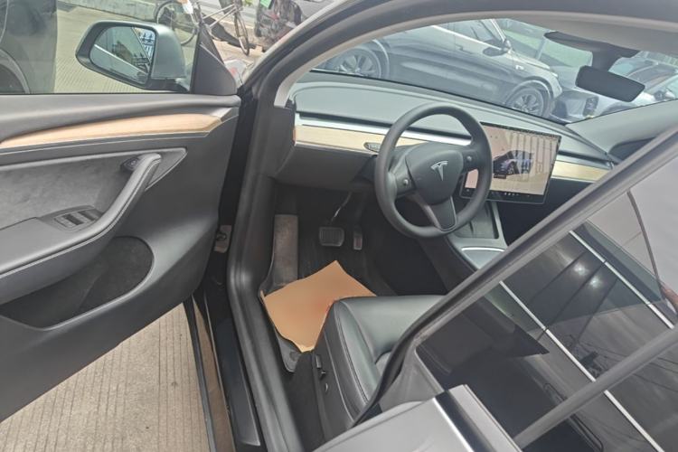 Used Tesla Model Y 2022 Long-Range All-Wheel-Drive Version Driver Seat