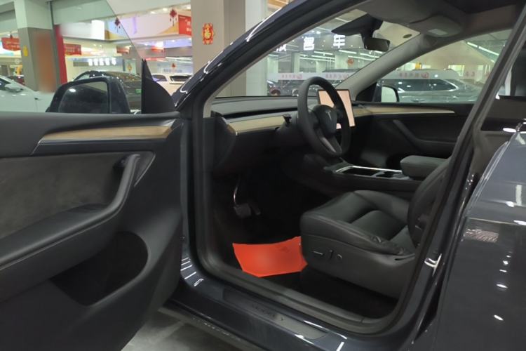 Used Tesla Model Y 2022 Long-Range All-Wheel-Drive Version Driver Seat
