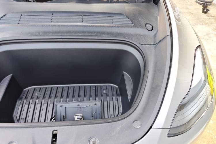 Used Tesla Model Y 2022 Performance High-Performance All-Wheel-Drive Version Engine Bay Left