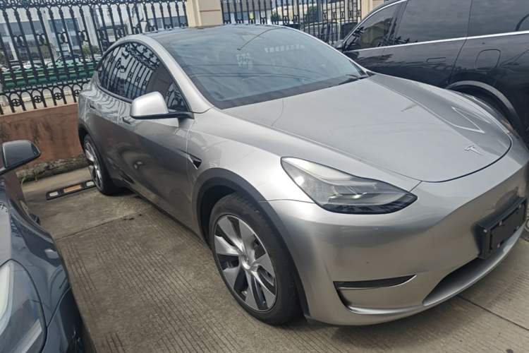 Used Tesla Model Y 2022 Long-Range All-Wheel-Drive Version Front Right 45 Deg