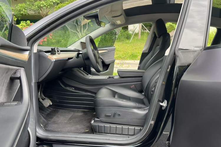 Used Tesla Model Y 2022 Rear-Wheel-Drive Version Interior 1