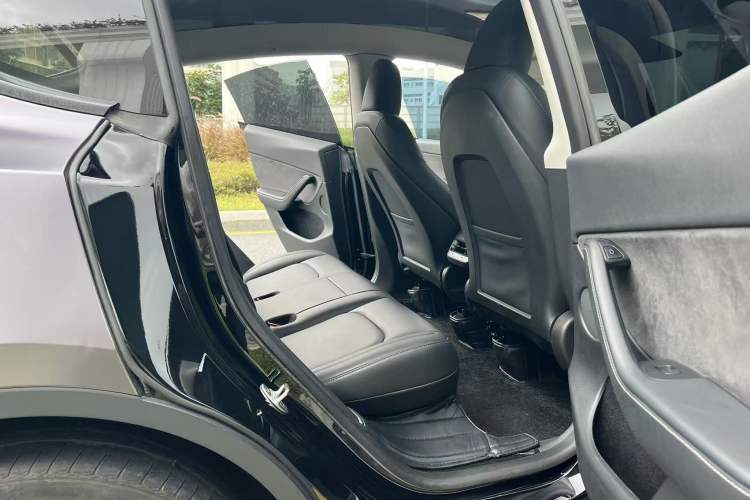 Used Tesla Model Y 2022 Rear-Wheel-Drive Version Interior 3