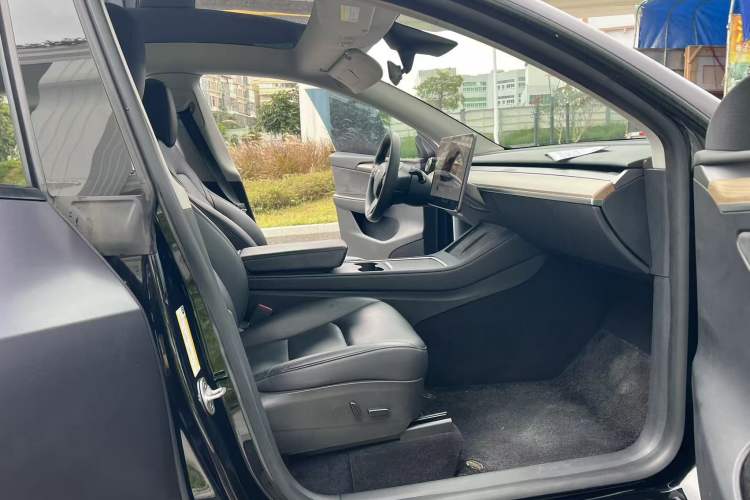 Used Tesla Model Y 2022 Rear-Wheel-Drive Version Interior 4