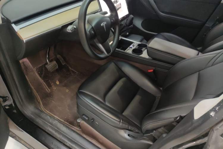 Used Tesla Model Y 2022 Rear-Wheel-Drive Version Left Front Seat
