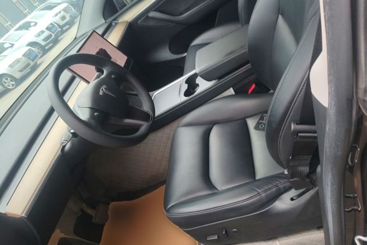 Used Tesla Model Y 2022 Long-Range All-Wheel-Drive Version Left Front Seat
