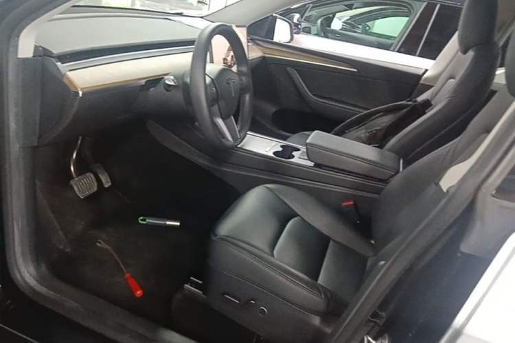 Used Tesla Model Y 2022 Rear-Wheel-Drive Version Left Front Seat