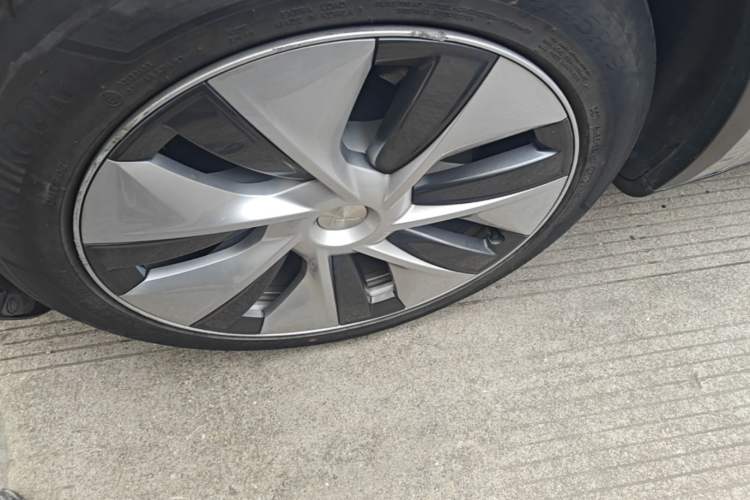 Used Tesla Model Y 2022 Long-Range All-Wheel-Drive Version Left Front Wheel Hub