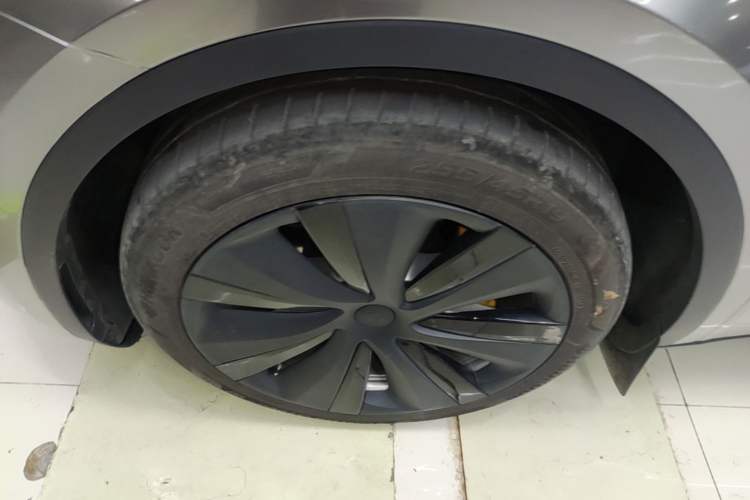 Used Tesla Model Y 2022 Long-Range All-Wheel-Drive Version Left Front Wheel Hub