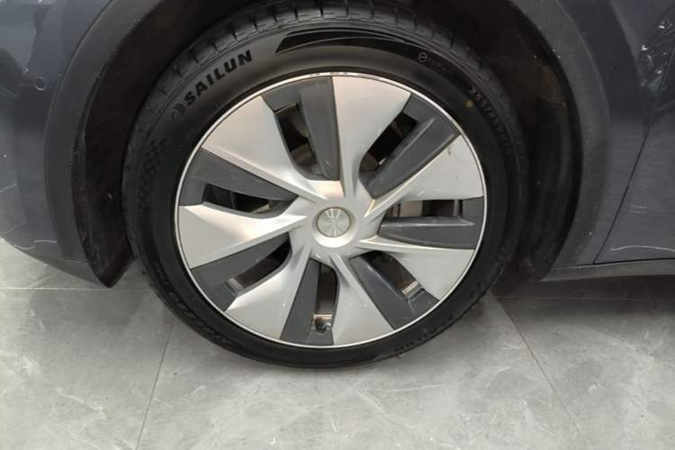 Used Tesla Model Y 2022 Long-Range All-Wheel-Drive Version Left Front Wheel Hub