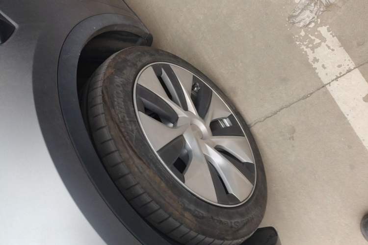 Used Tesla Model Y 2022 Long-Range All-Wheel-Drive Version Left Front Wheel Hub