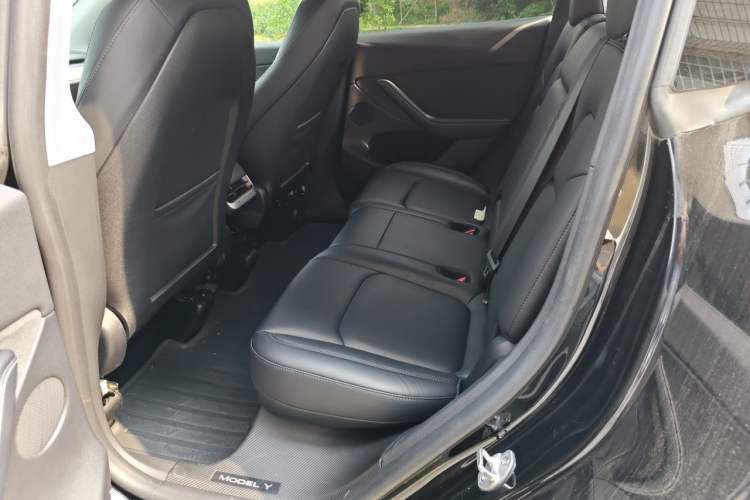 Used Tesla Model Y 2022 Performance High-Performance All-Wheel-Drive Version Left Rear Seat