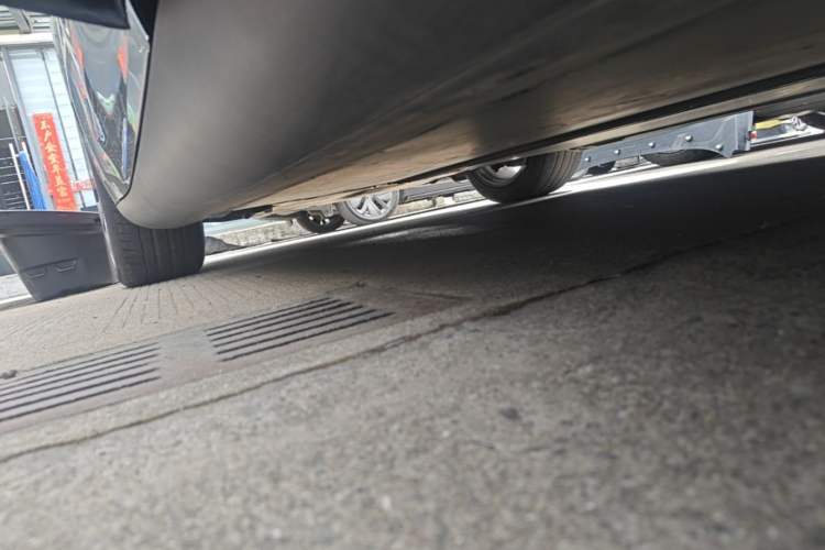Used Tesla Model Y 2022 Long-Range All-Wheel-Drive Version Left Side Sill
