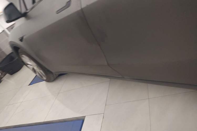 Used Tesla Model Y 2022 Long-Range All-Wheel-Drive Version Left Side Sill