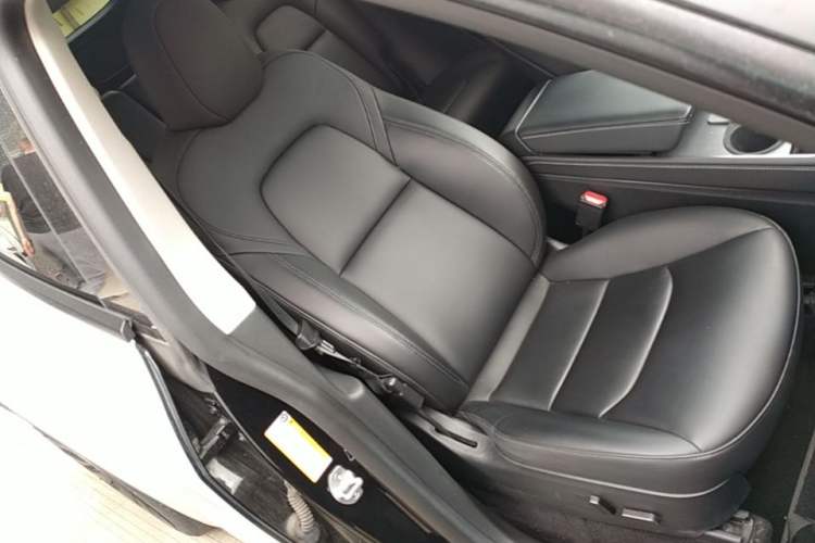 Used Tesla Model Y 2022 Rear-Wheel-Drive Version Right Front Seat