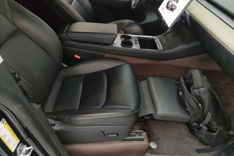 Used Tesla Model Y 2022 Rear-Wheel-Drive Version Right Front Seat