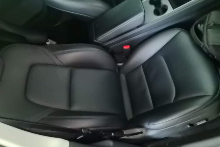 Used Tesla Model Y 2022 Rear-Wheel-Drive Version Right Front Seat