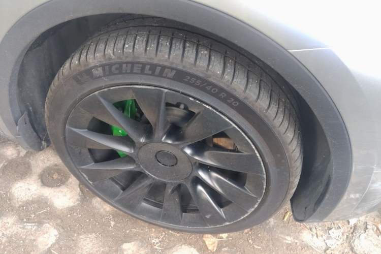 Used Tesla Model Y 2022 Long-Range All-Wheel-Drive Version Right Front Wheel Hub