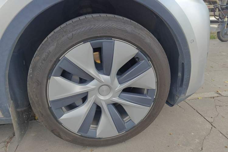 Used Tesla Model Y 2022 Rear-Wheel-Drive Version Right Front Wheel Hub