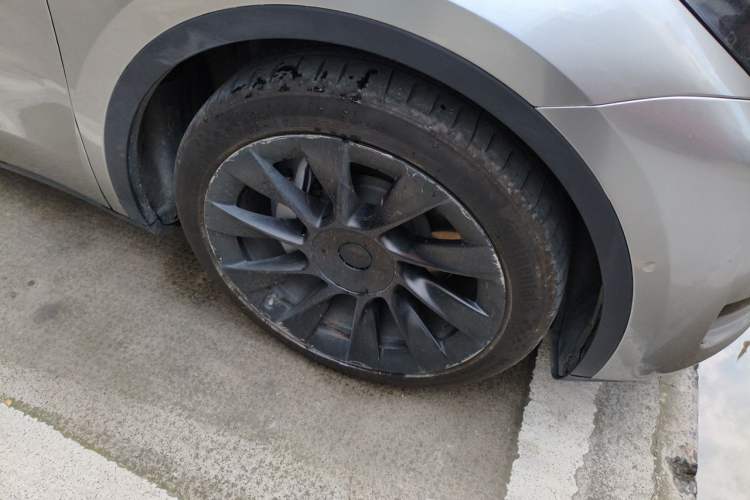 Used Tesla Model Y 2022 Rear-Wheel-Drive Version Right Front Wheel Hub