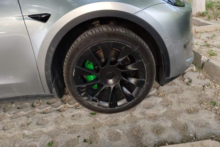 Used Tesla Model Y 2022 Long-Range All-Wheel-Drive Version Right Front Wheel Hub
