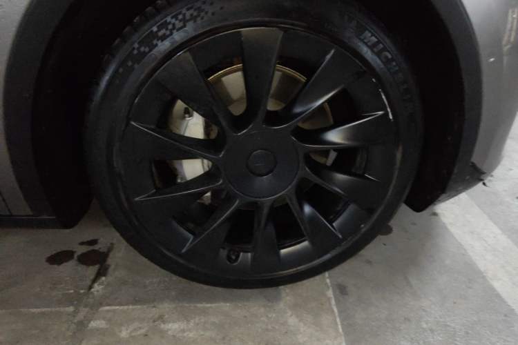 Used Tesla Model Y 2022 Rear-Wheel-Drive Version Right Front Wheel Hub
