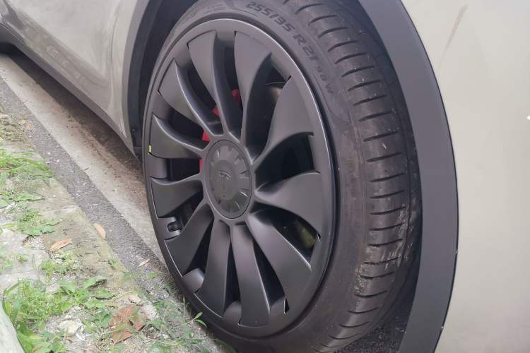 Used Tesla Model Y 2022 Performance High-Performance All-Wheel-Drive Version Right Front Wheel Hub
