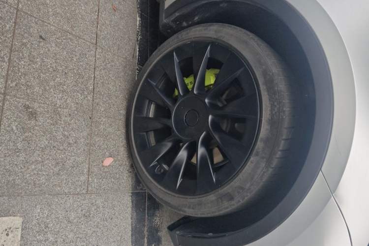 Used Tesla Model Y 2022 Long-Range All-Wheel-Drive Version Right Front Wheel Hub