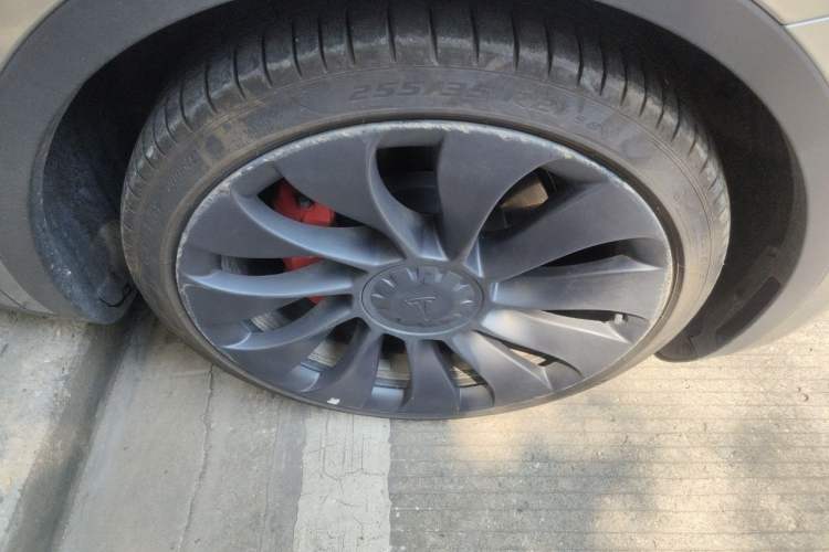Used Tesla Model Y 2022 Performance High-Performance All-Wheel-Drive Version Right Front Wheel Hub