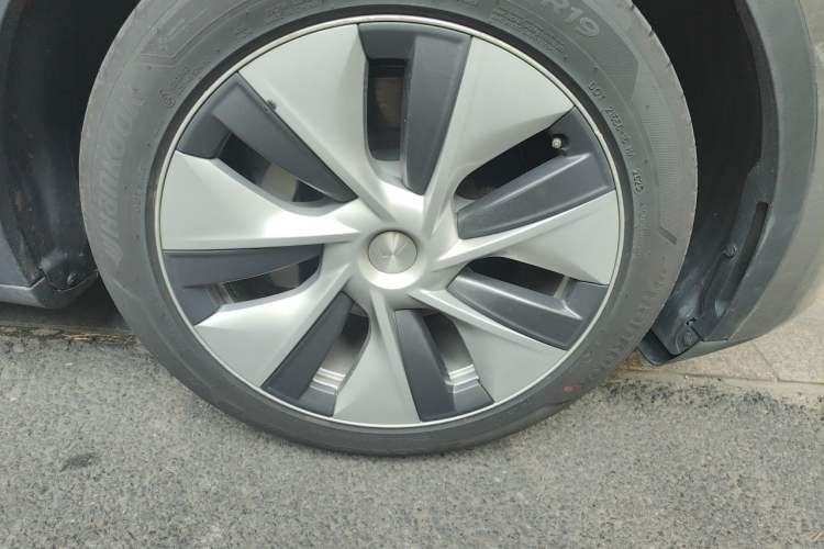 Used Tesla Model Y 2022 Rear-Wheel-Drive Version Right Front Wheel Hub