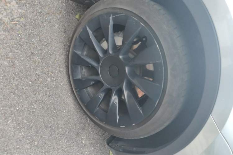 Used Tesla Model Y 2022 Long-Range All-Wheel-Drive Version Right Front Wheel Hub