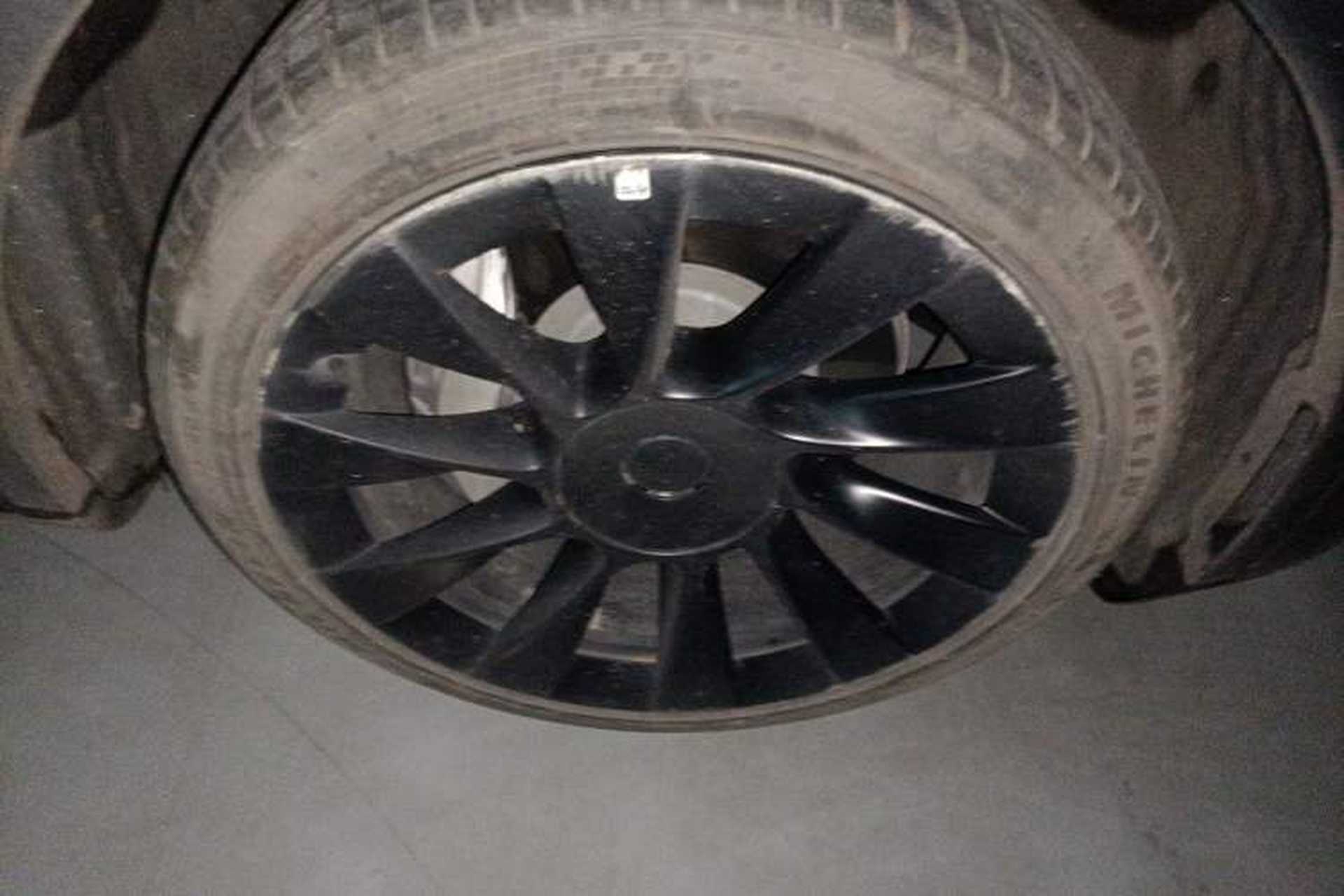 Used Tesla Model Y 2022 Rear-Wheel-Drive Version Right Front Wheel Hub