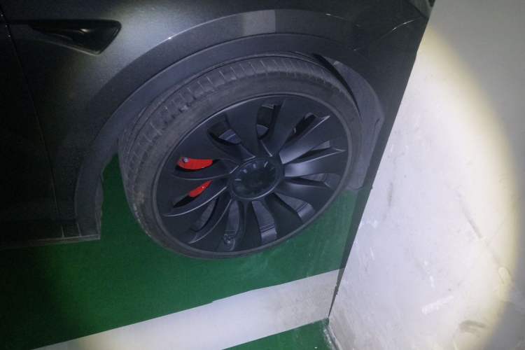Used Tesla Model Y 2022 Performance High-Performance All-Wheel-Drive Version Right Front Wheel Hub