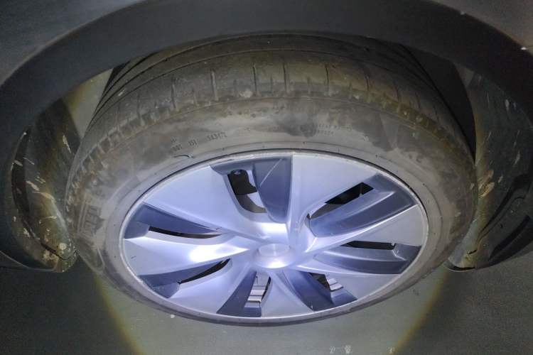 Used Tesla Model Y 2022 Rear-Wheel-Drive Version Right Front Wheel Hub