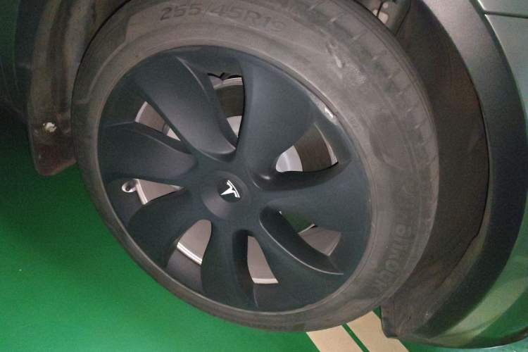 Used Tesla Model Y 2022 Rear-Wheel-Drive Version Right Front Wheel Hub