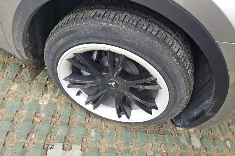 Used Tesla Model Y 2022 Revised Version Rear-Wheel Drive Right Front Wheel Hub