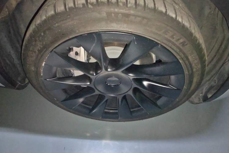 Used Tesla Model Y 2022 Rear-Wheel-Drive Version Right Front Wheel Hub
