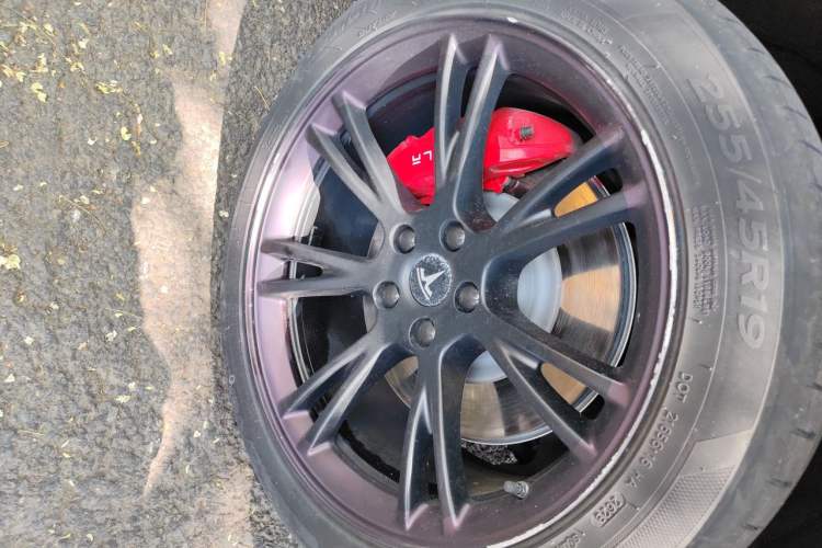 Used Tesla Model Y 2022 Revised Version Long-Range All-Wheel Drive Right Front Wheel Hub