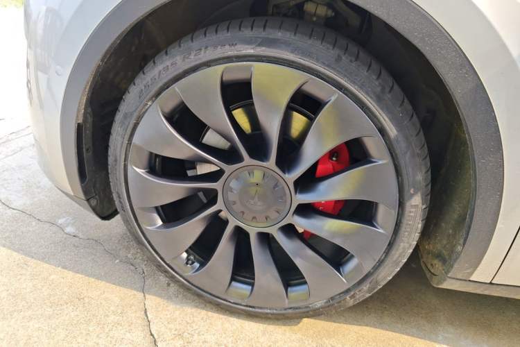 Used Tesla Model Y 2022 Performance High-Performance All-Wheel-Drive Version Right Front Wheel Hub