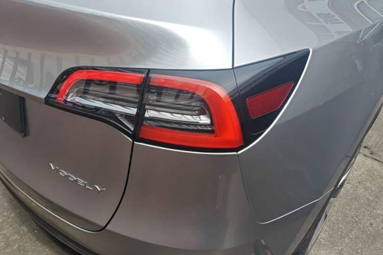 Used Tesla Model Y 2022 Long-Range All-Wheel-Drive Version Right Rear Taillight